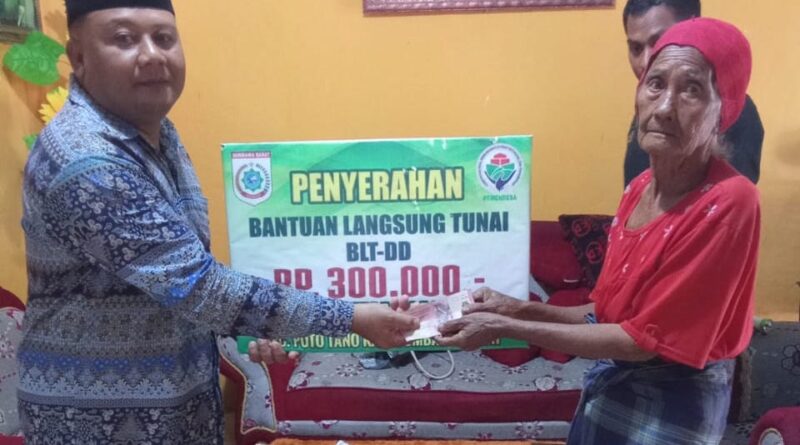 Foto: Penyaluran BLT Pemerintah Desa Tua Nanga Kepada Masyarakat Penerima