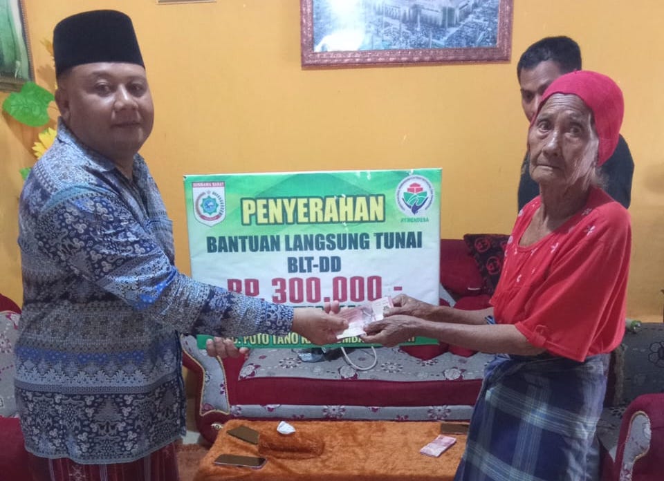 Foto: Penyaluran BLT Pemerintah Desa Tua Nanga Kepada Masyarakat Penerima