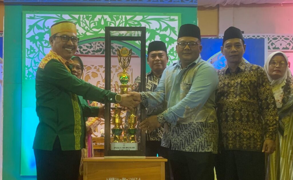 Foto: Penyerahan Juara Umum Lomba STQ ke-IX tingkat Kecamatan Poto Tano