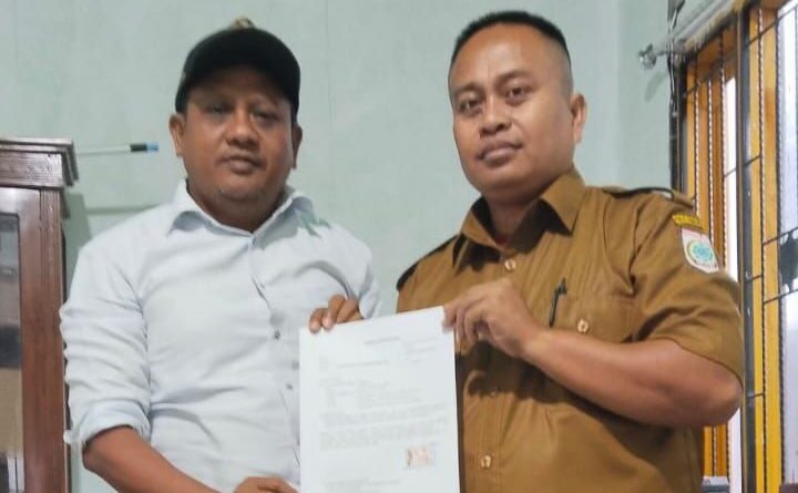 Foto: Kades Meraran, Abdul Kadir bersama BPD Meraran, Andi Waku.