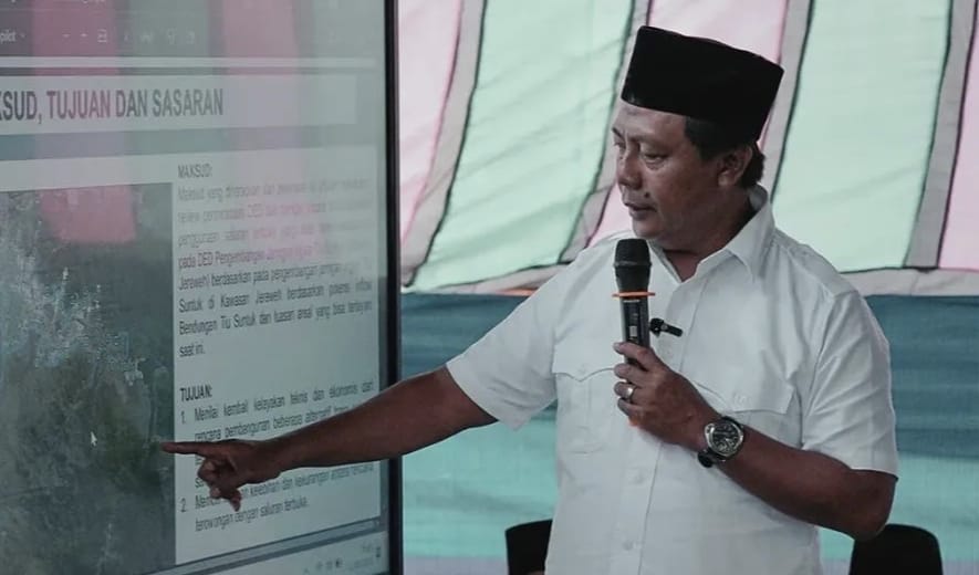 Foto: Bupati KSB saat menjelaskan Saluran Irigasi Tiu Suntuk (Media KSB)
