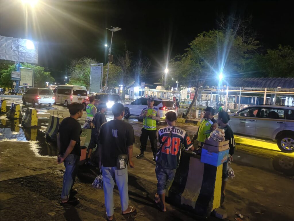 Foto: Polsek Poto Tano saat melakukan pengawasan di Pelabuhan Poto Tano (dok. Polres KSB)