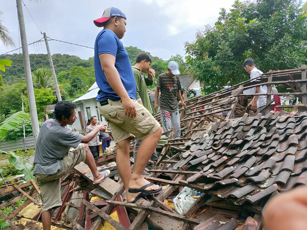 Foto: Rumah Warga Desa Banjar Rata dengan Tanah