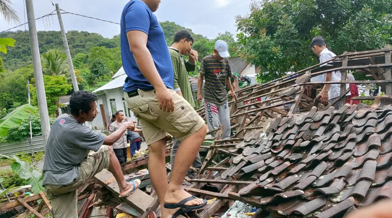 Foto: Rumah Warga Desa Banjar Rata dengan Tanah
