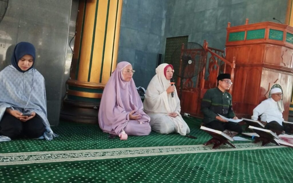 Foto:  Tadarus ASN tiap ba’da zuhur yang berlangsung di Masjid Agung Darussalam, KTC