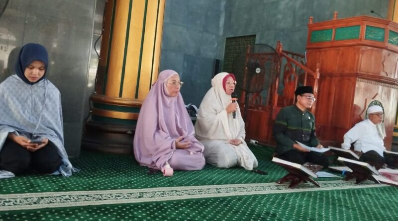 Foto: Tadarus ASN tiap ba’da zuhur yang berlangsung di Masjid Agung Darussalam, KTC
