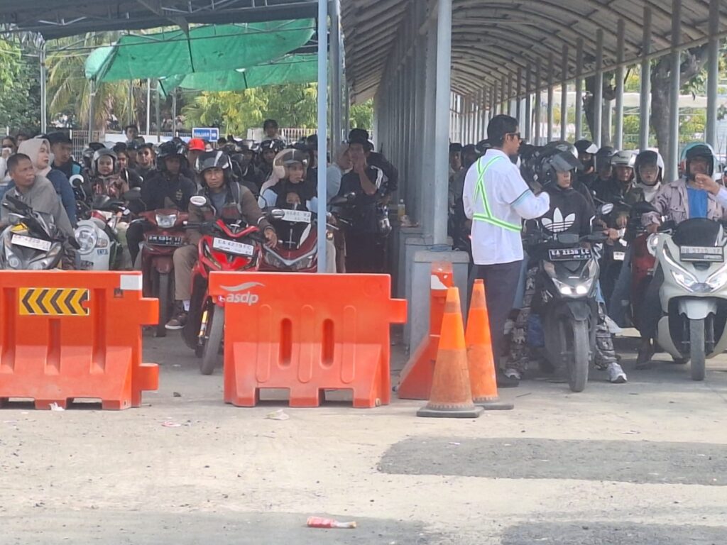 Foto: Ribuan Motor Padati Pelabuhan Poto Tano saat Arus Balik Mudik Lebaran 2026