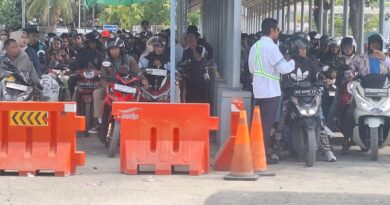 Foto: Ribuan Motor Padati Pelabuhan Poto Tano saat Arus Balik Mudik Lebaran 2026