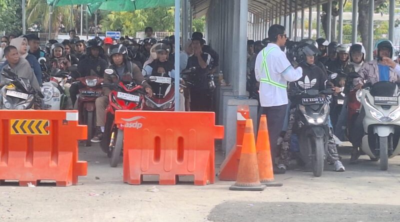 Foto: Ribuan Motor Padati Pelabuhan Poto Tano saat Arus Balik Mudik Lebaran 2026
