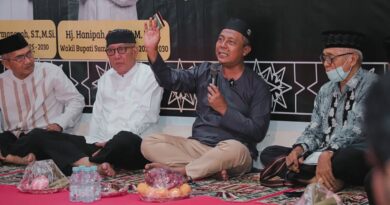Foto: Bupati KSB, H. Amar Nurmansyah saat berdiskusi bersama mahasiswa