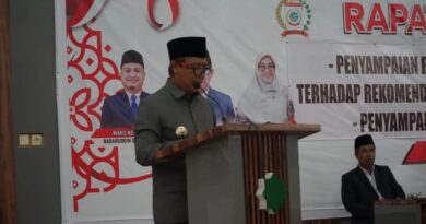 Foto: Bupati KSB, H. Amar Nurmansyah aat menyampaikan pidato pendapat akhir pada Rapat Paripurna DPRD KSB, Senin (30/3)