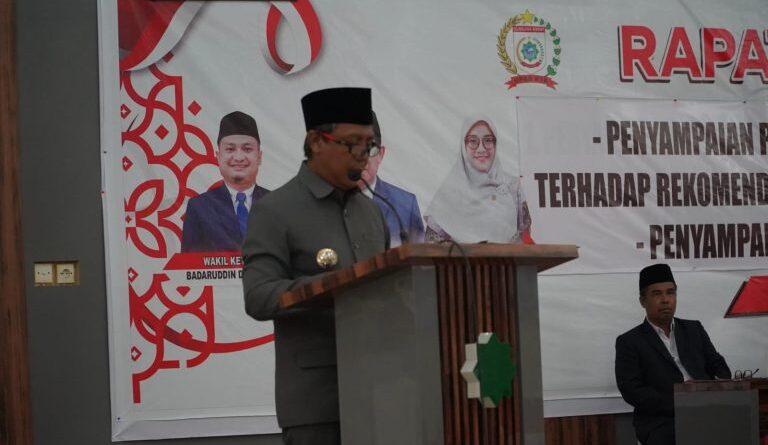 Foto: Bupati KSB, H. Amar Nurmansyah aat menyampaikan pidato pendapat akhir pada Rapat Paripurna DPRD KSB, Senin (30/3)