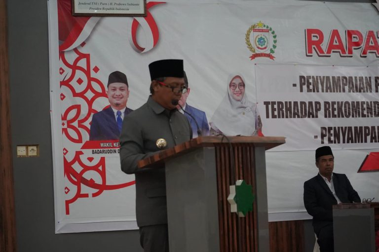 Foto: Bupati KSB, H. Amar Nurmansyah aat menyampaikan pidato pendapat akhir pada Rapat Paripurna DPRD KSB, Senin (30/3)