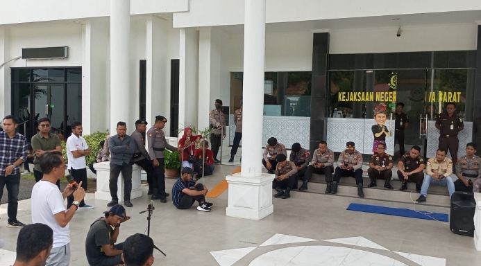Foto: Benny Tanaya saat berorasi di depan Kejari KSB