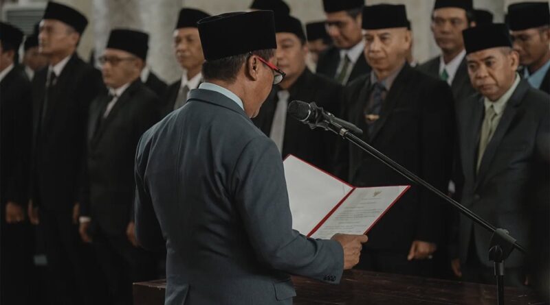 Foto: Prosesi pengucapan sumpah jabatan oleh Bupati KSB kepada Pimpinan OPD yang dilantik