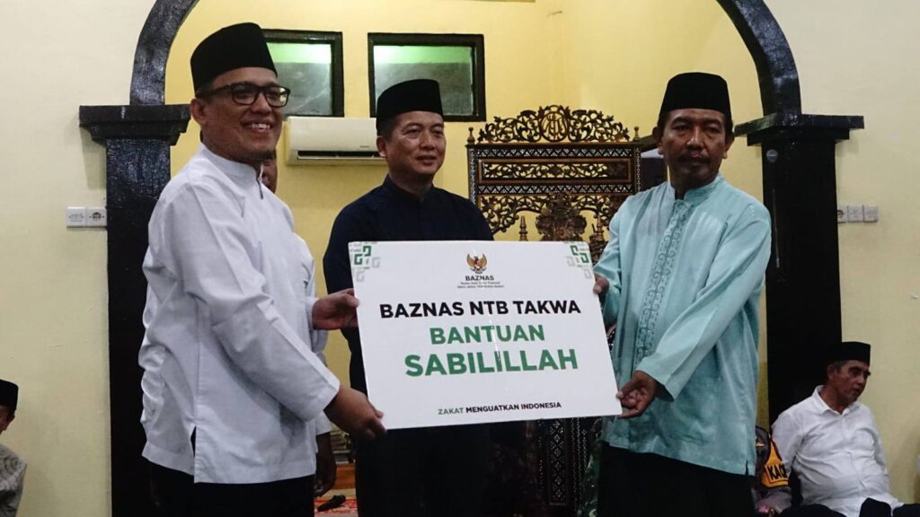 Foto: Safari Ramadhan Gubernur NTB, Muhammad Iqbal di Desa Seteluk Tengah, Seteluk, Sumbawa Barat