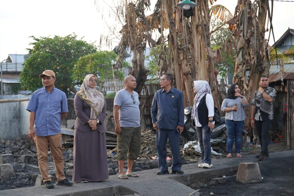 Foto: Ketua DPRD KSB Kaharuddin Umar, didampingi Wakil Ketua I Badaruddin Duri dan Wakil Ketua II Merliza Jawa, saat meninjau lokasi kebakaran di Desa Kalimango, Kecamatan Alas Barat, Kabupaten Sumbawa