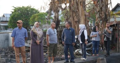 Foto: Ketua DPRD KSB Kaharuddin Umar, didampingi Wakil Ketua I Badaruddin Duri dan Wakil Ketua II Merliza Jawa, saat meninjau lokasi kebakaran di Desa Kalimango, Kecamatan Alas Barat, Kabupaten Sumbawa