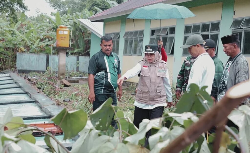 Foto: Wabup KSB, Hj. Hanipah Saat Mengunjungi Warga Terdampak Banjir