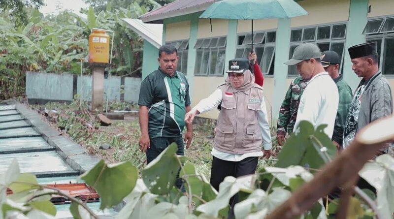 Foto: Wabup KSB, Hj. Hanipah Saat Mengunjungi Warga Terdampak Banjir