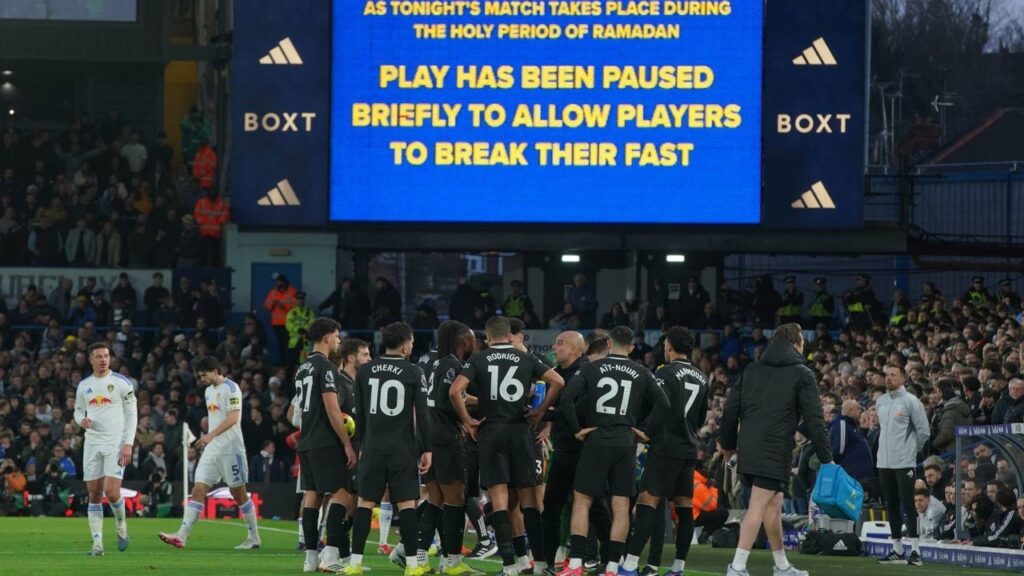 Para pemain berhenti sejenak saat pemain Muslim berbuka puasa Ramadan pada laga Premier League/Liga Inggris antara Leeds vs Man City di Leeds, Inggris, Sabtu, 28 Februari 2026 (c) AP Photo/Ian Hodgson