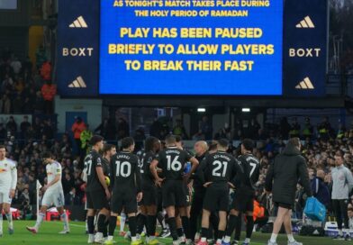 Para pemain berhenti sejenak saat pemain Muslim berbuka puasa Ramadan pada laga Premier League/Liga Inggris antara Leeds vs Man City di Leeds, Inggris, Sabtu, 28 Februari 2026 (c) AP Photo/Ian Hodgson