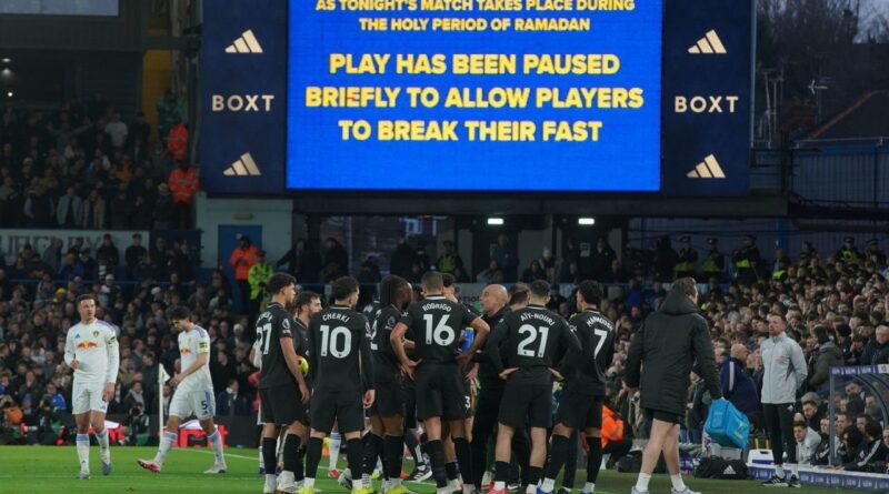 Para pemain berhenti sejenak saat pemain Muslim berbuka puasa Ramadan pada laga Premier League/Liga Inggris antara Leeds vs Man City di Leeds, Inggris, Sabtu, 28 Februari 2026 (c) AP Photo/Ian Hodgson