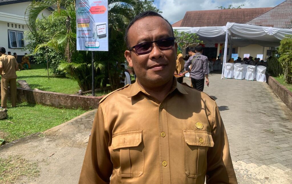 Foto: Kades Pasir Putih, Maluk, Ahmadi.