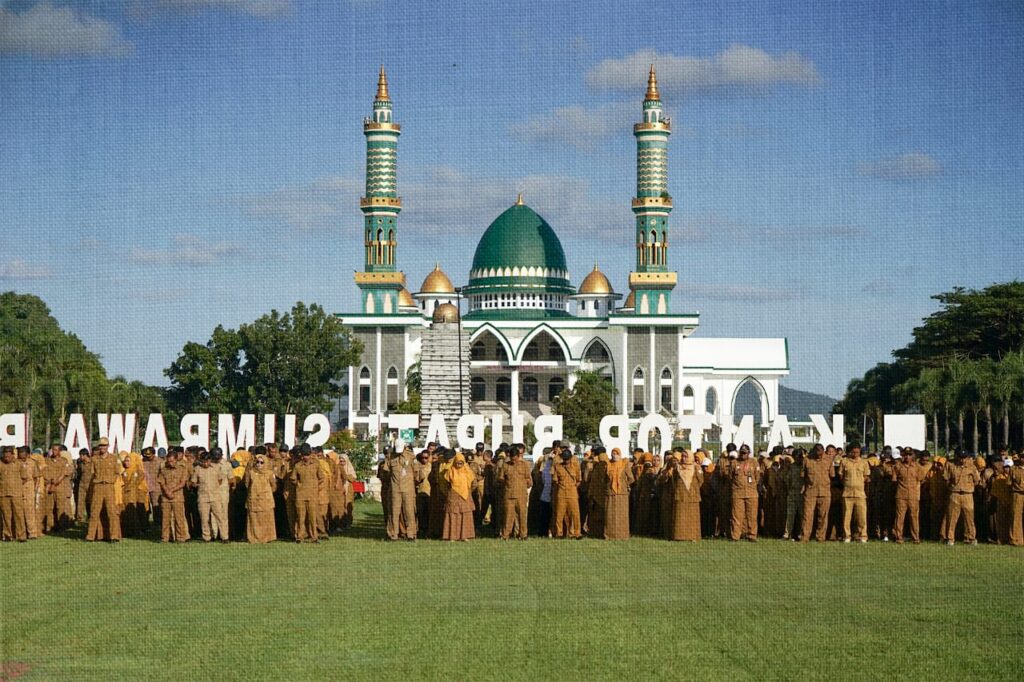 Foto: ASN KSB saat Upacara Bendera di Halaman Gedung Graha Fitrah, KTC, Taliwang.