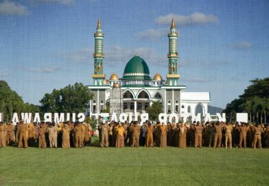 Foto: ASN KSB saat Upacara Bendera di Halaman Gedung Graha Fitrah, KTC, Taliwang.