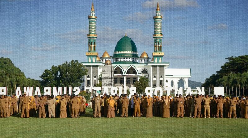 Foto: ASN KSB saat Upacara Bendera di Halaman Gedung Graha Fitrah, KTC, Taliwang.