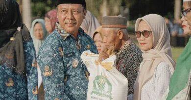 Foto: Penyerahan Bapan Pemerintah Secara Simbolis oleh Pemerintah.