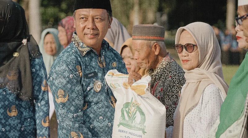 Foto: Penyerahan Bapan Pemerintah Secara Simbolis oleh Pemerintah.