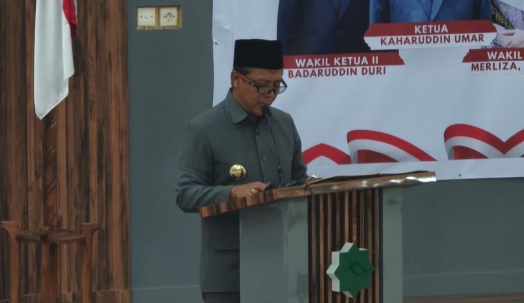 Foto: Bupati Sumbawa Barat, H. Amar Nurmansyah saat membacakan pendapat akhir tentang pemindahtanganan aset daerah pada sidang Paripurna DPRD KSB (dok. Media KSB)