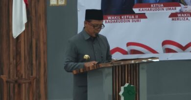 Foto: Bupati Sumbawa Barat, H. Amar Nurmansyah saat membacakan pendapat akhir tentang pemindahtanganan aset daerah pada sidang Paripurna DPRD KSB (dok. Media KSB)