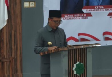 Foto: Bupati Sumbawa Barat, H. Amar Nurmansyah saat membacakan pendapat akhir tentang pemindahtanganan aset daerah pada sidang Paripurna DPRD KSB (dok. Media KSB)