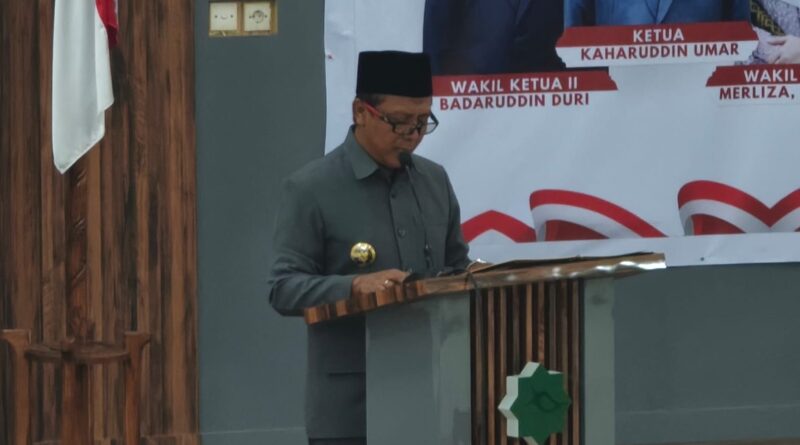 Foto: Bupati Sumbawa Barat, H. Amar Nurmansyah saat membacakan pendapat akhir tentang pemindahtanganan aset daerah pada sidang Paripurna DPRD KSB (dok. Media KSB)