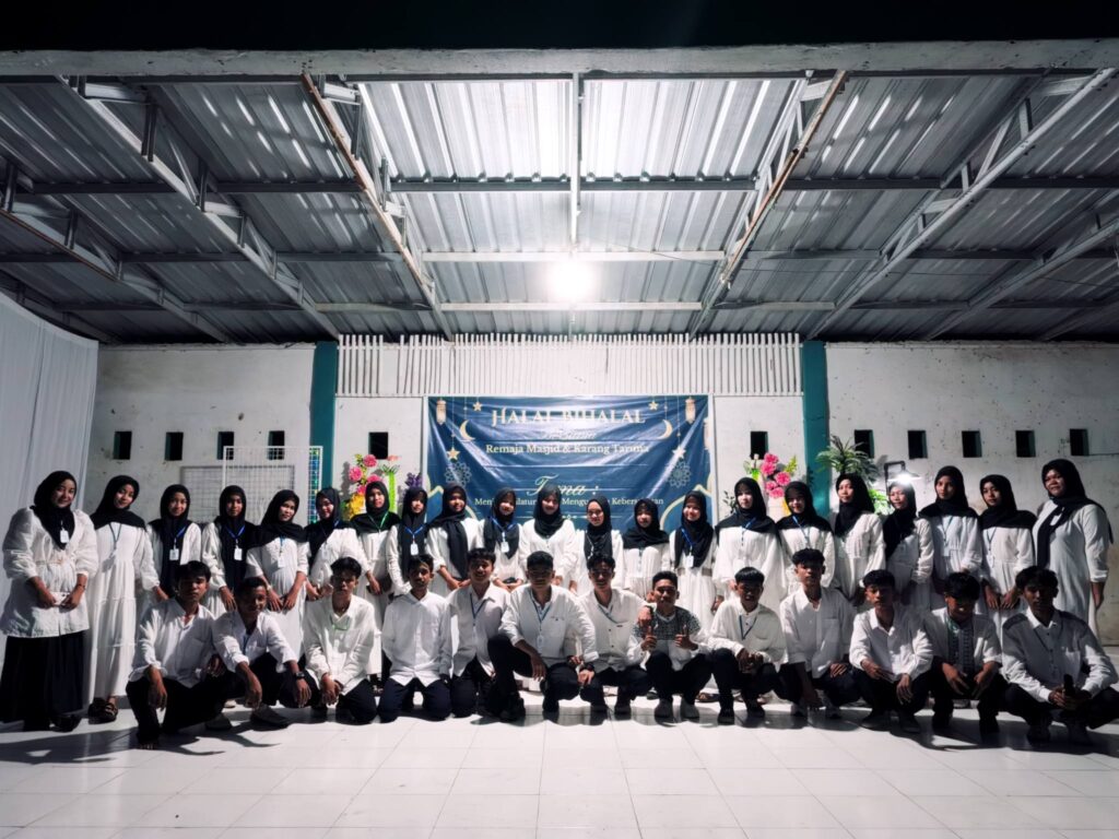 Foto: Kegiatan Halal Bihalal bersama elemen pemuda yang dilaksanakan di Lapangan Sepakbola Desaloka