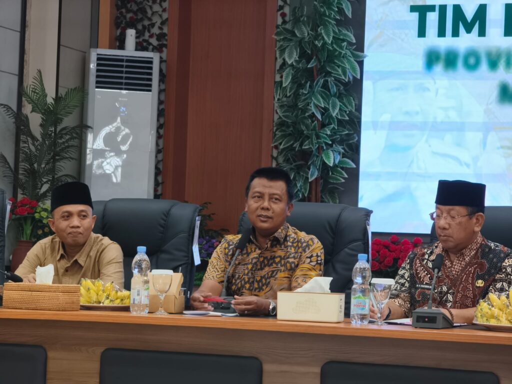 Foto: Ketua KI Provinsi NTB, Sahnam, S.H (kiri) bersama Bupati Sumbawa Barat, H. Amar Nurmansyah, S.T., M.Si (tengah) 