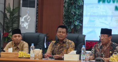 Foto: Ketua KI Provinsi NTB, Sahnam, S.H (kiri) bersama Bupati Sumbawa Barat, H. Amar Nurmansyah, S.T., M.Si (tengah)