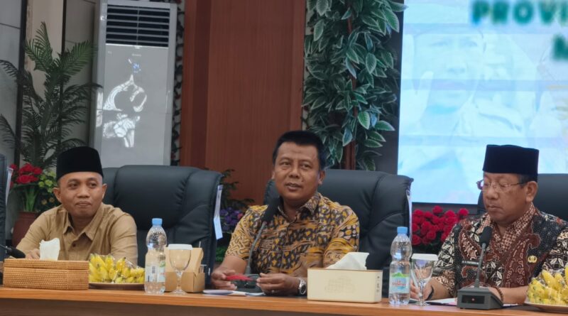 Foto: Ketua KI Provinsi NTB, Sahnam, S.H (kiri) bersama Bupati Sumbawa Barat, H. Amar Nurmansyah, S.T., M.Si (tengah)