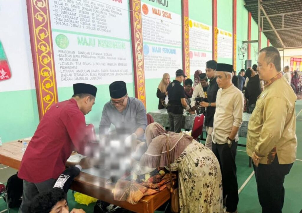 Foto: Kegiata khitanan massal gratis di Bale Central kediaman Wakil Bupati KSB, Hj. Hanifah Musyafirin, S.Pt., M.Inov