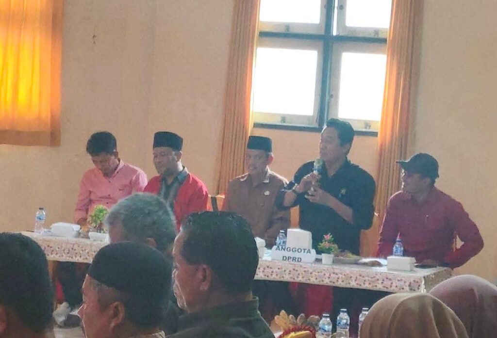 Foto: Kepala Desa Bukit Damai, Suwardi, S.P, saat menyampaikan usulan dalam forum Musrenbang Kecamatan Maluk