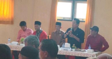 Foto: Kepala Desa Bukit Damai, Suwardi, S.P, saat menyampaikan usulan dalam forum Musrenbang Kecamatan Maluk