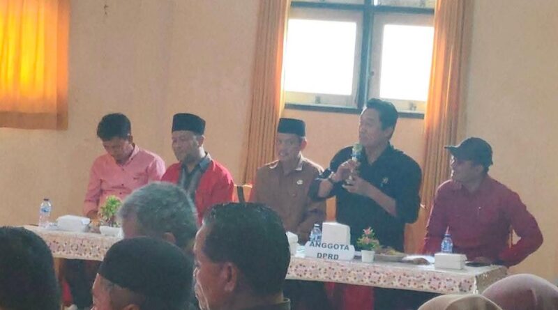 Foto: Kepala Desa Bukit Damai, Suwardi, S.P, saat menyampaikan usulan dalam forum Musrenbang Kecamatan Maluk