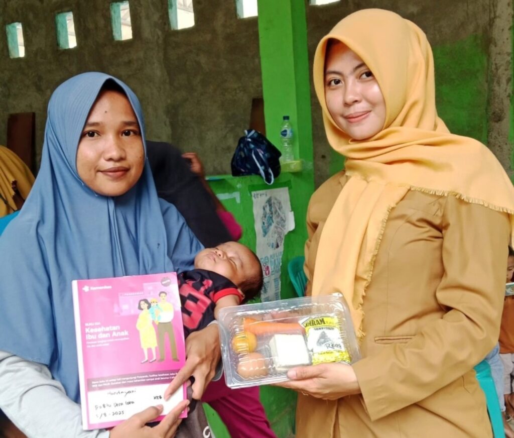 Foto: Penyerahan Bantuan Pangan Tambahan Posyandu Desa Desaloka.