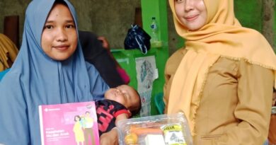 Foto: Penyerahan Bantuan Pangan Tambahan Posyandu Desa Desaloka.