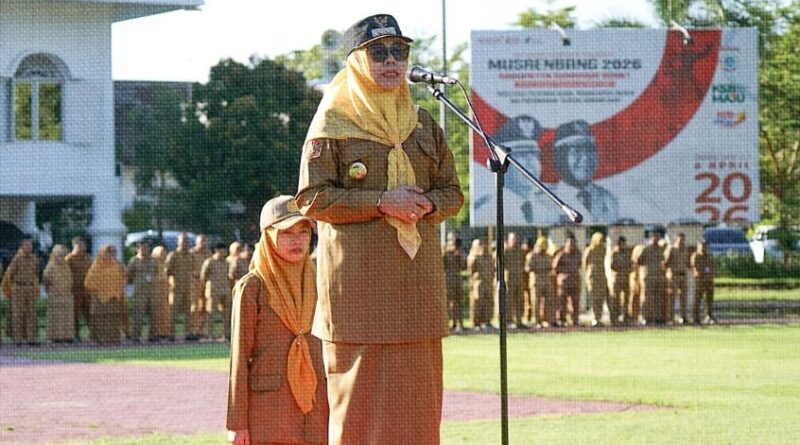 Foto: Wakil Bupati Sumbawa Barat, Hj. Hanipah, S.Pt., M.M.Inov, saat Meminpin Upacara