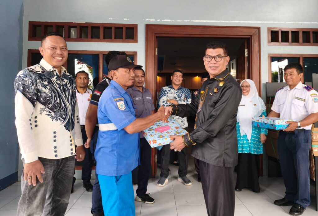 Foto: Penyerahan Penghargaan Pegawai Twladan Dishub KSB