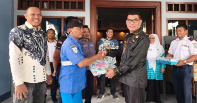 Foto: Penyerahan Penghargaan Pegawai Twladan Dishub KSB